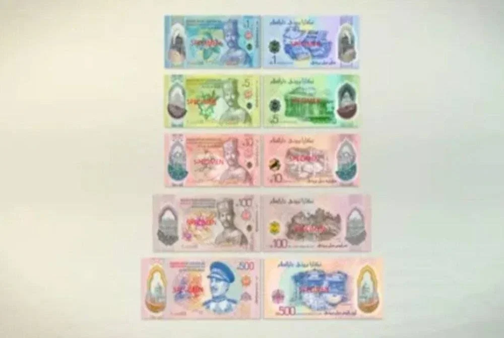 BND1, BND5, BND10, BND100, dan BND500 yang menandakan satu pencapaian penting dalam pembangunan mata wang negara Brunei. Agensi