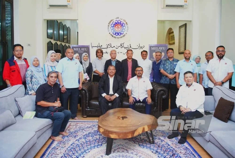 Ahli DPMM diketuai Norsyahrin (duduk, dua kanan) bersama Noor Azlan (duduk dua dari kiri) bergambar selepas perbincangan meja bulat pada Isnin. Foto Sinar Harian - MOHD HALIM ABDUL WAHID