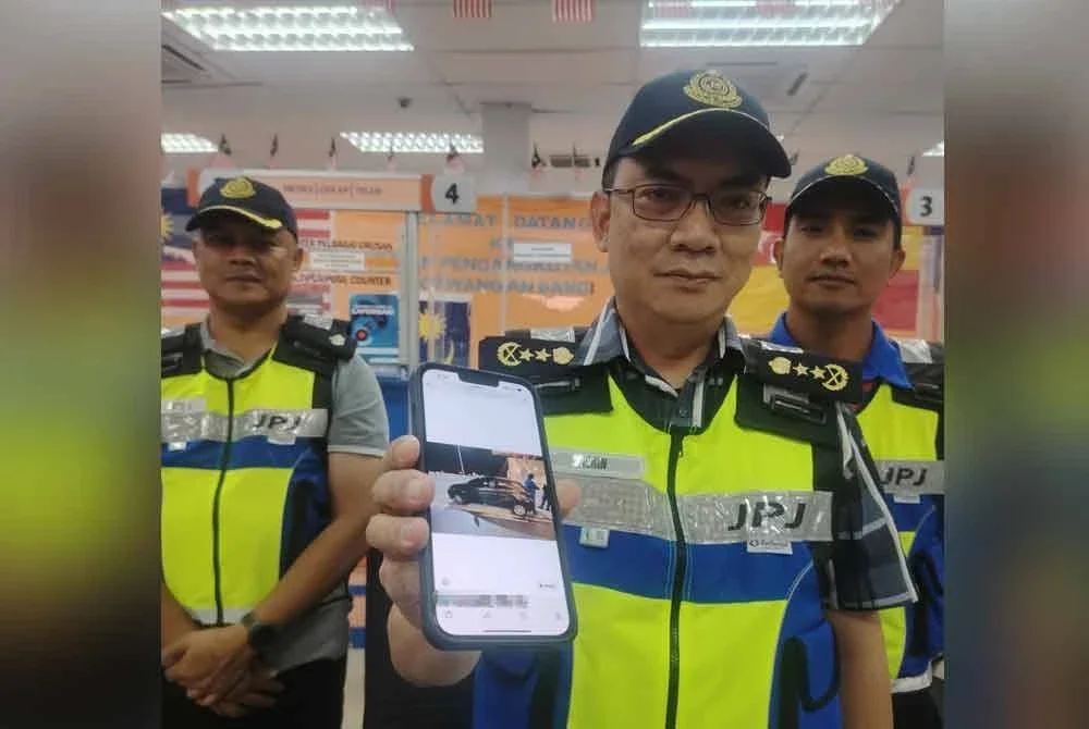 Azrin menunjukkan paparan gambar kenderaan yang digunakan suspek ditahan di KLIA Terminal 2 pada Isnin.