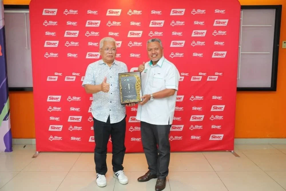 Zabidi menyampaikan cenderamata kepada Pengasas Kumpulan Karangkraf Sdn Bhd, Datuk Hussamuddin Yaacub ketika melakukan kunjungan hormat ke Karangkraf pada Isnin.