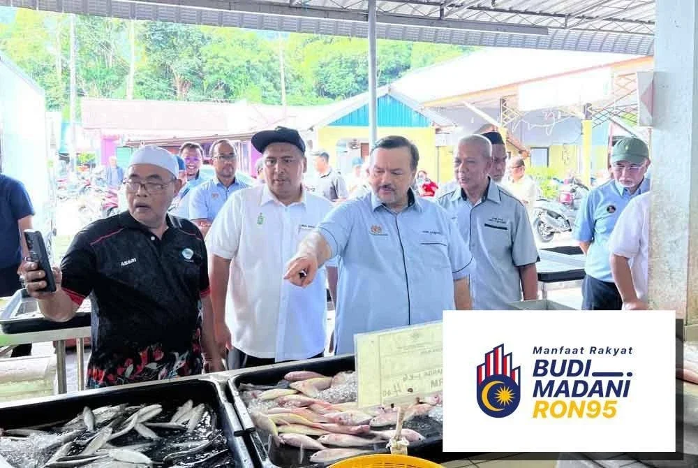 Amir Hamzah (dua dari kanan) meninjau Pasar Nelayan Pulau Betong dalam Sesi Libat Urus Kampung Madami Pulau Betong pada Isnin.