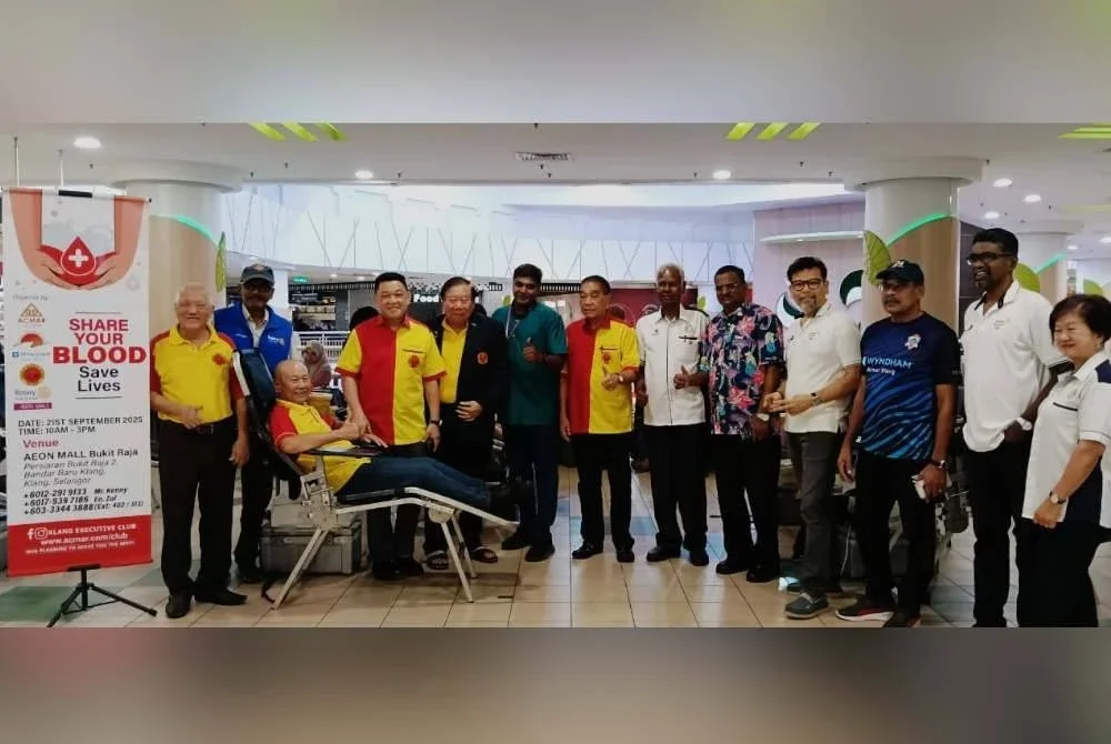 Seing Liong (tujuh dari kanan) bersama pemimpin dan tenaga kerja sukarelawan melawat kawasan kempen derma darah pada Ahad.