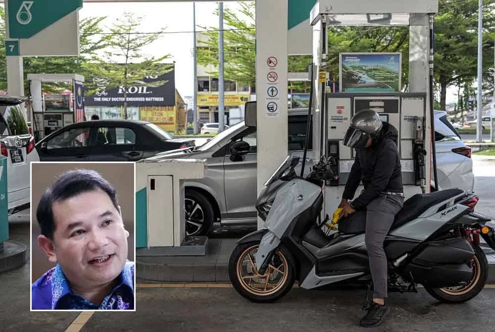 Pelaksanaan penyasaran subsidi petrol RON95 dilihat lebih bersifat mengehadkan kuota subsidi berbanding benar-benar menyasarkan kepada golongan yang memerlukan - Foto: Bernama, gambar kecil: Rafizi