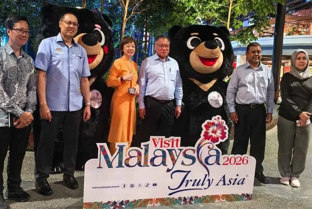 Tiong King Sing(empat dari kanan) dan Nicole bersama maskot rasmi Tahun Melawat Negeri Sembilan 2026.