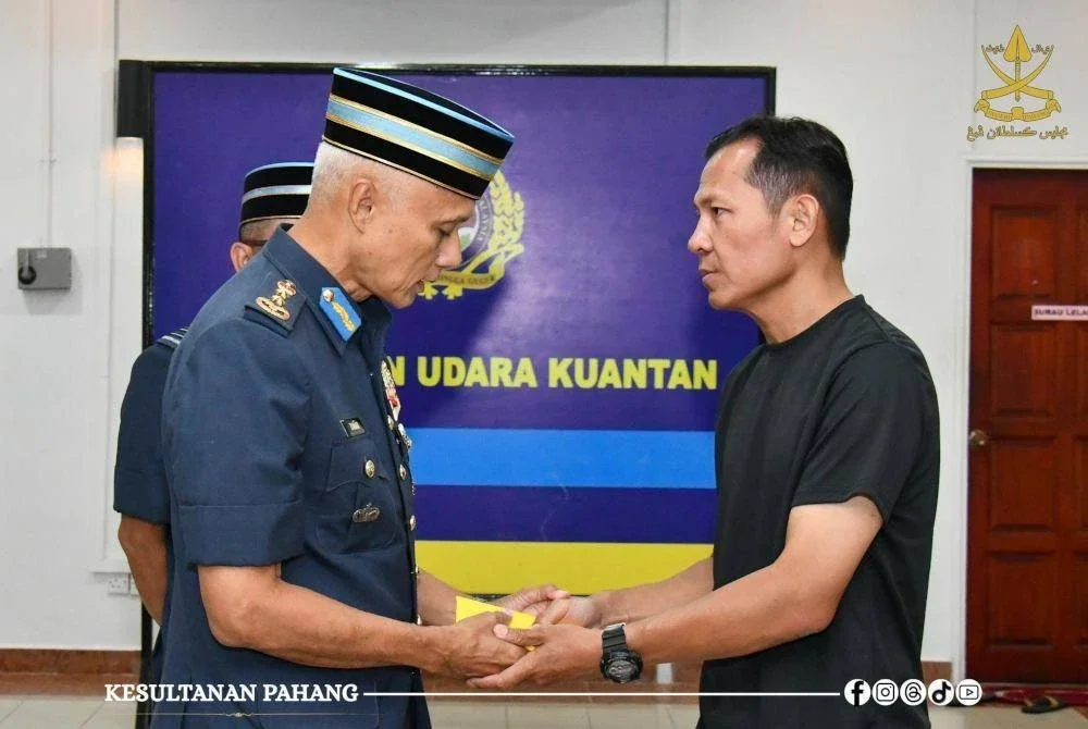 Sumbangan disampaikan oleh Pengelola Bijaya Diraja Mejar Jeneral Datuk Mohamed Zahari Yahya kepada bapa Allahyarham, Khairul Azha Osman di Pangkalan Udara Kuantan, petang Isnin. Foto Facebook Kesultanan Pahang