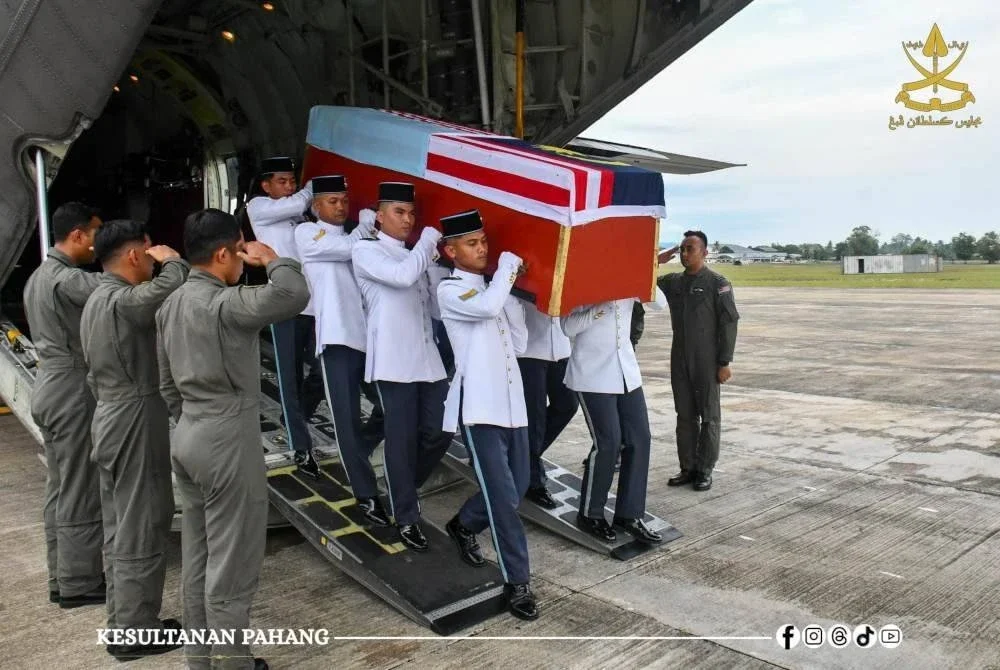 Jenazah Allahyarham tiba di Pangkalan Udara Kuantan kira-kira jam 6 petang Isnin untuk dibawa pulang ke rumah di Felda Keratong 08, Muadzam Shah, Rompin. Foto Facebook Kesultanan Pahang