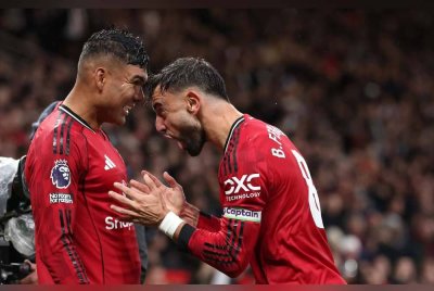 Fernandes (kanan) meraikan gol kedua United yang dijaringkan Casemiro pada minit ke-37. Foto Agensi
