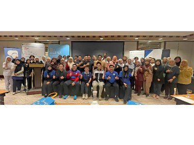 Pengamal perubatan am, pembantu klinik dan jururawat bergambar bersama Ketua Pegawai Eksekutif, Tan Yew Aik (barisan hadapan, keempat dari kiri).