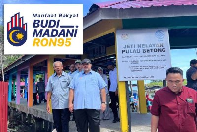 Amir Hamzah (dua dari kiri) meninjau Jeti Pulau Betong dalam Sesi Libat Urus Kampung Angkat Madani di Pulau Betong, Balik Pulau pada Isnin.