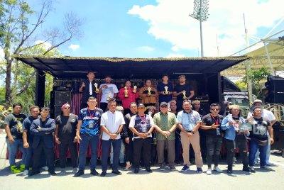 Mohd Zolkafly (lima dari kanan) bersama kesemua finalis selepas menyempurnakan penyampaian hadiah kepada pemenang sempena ABOTBA Perak 2025 di pekarangan Stadium Ragbi, Kompleks Sukan Ipoh pada Ahad.