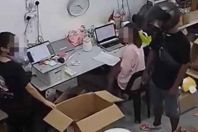 Tangkap layar video tular membabitkan seorang lelaki yang berkelakuan tidak senonoh di Bayan Lepas.