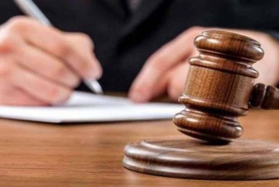 Seorang warga emas didenda RM2,500 oleh Mahkamah Majistret di sini pada Isnin selepas mengaku bersalah menyentuh dan mencubit pipi seorang wanita, awal bulan ini. Gambar hiasan