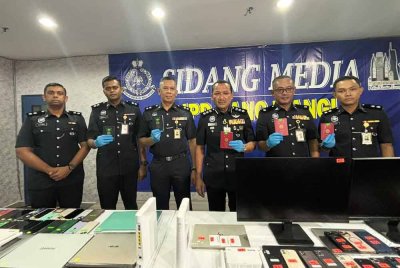 Sulizmie Affendy (tiga dari kanan) menunjukkan barangan yang dirampas.