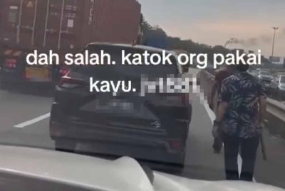 Video tular memaparkan seorang pemandu kereta memukul seorang lelaki di Dengkil.