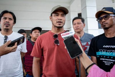 Bekas pemain Perak FC, Wan Zack Haikal Wan Noor (tengah) ketika bertemu pengamal media di perkarangan Stadium Perak, pada Isnin. Foto Bernama