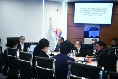 Fahmi mempengerusikan mesyuarat bersama Meta pada Isnin.