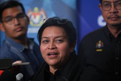 Azalina (tengah), semasa sidang media pada Sesi Town Hall Antibuli: Generasi Tanpa Buli Peringkat Negeri Melaka dan Negeri Sembilan di Auditorium Masjid Al-Azim, Bukit Palah, pada Isnin. Foto Bernama