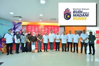 Farah (lima dari kiri) bergambar bersama delegasi YAPEIM ketika kunjungan ke Karangkraf pada Isnin.