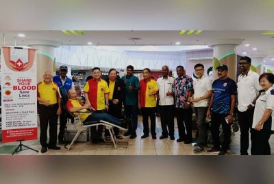 Seing Liong (tujuh dari kanan) bersama pemimpin dan tenaga kerja sukarelawan melawat kawasan kempen derma darah pada Ahad.