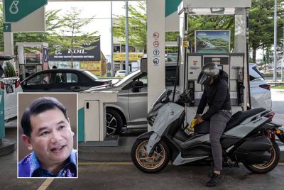 Pelaksanaan penyasaran subsidi petrol RON95 dilihat lebih bersifat mengehadkan kuota subsidi berbanding benar-benar menyasarkan kepada golongan yang memerlukan - Foto: Bernama, gambar kecil: Rafizi