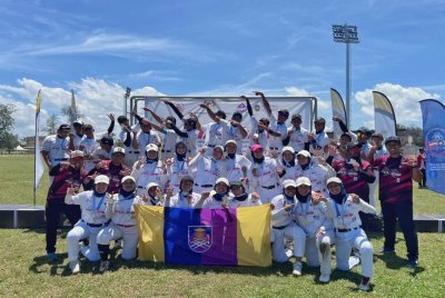 Skuad sofbol lelaki dan wanita UiTM barakan penguasaan kontinjen universiti berkenaan di pentas MASUM 2025.
