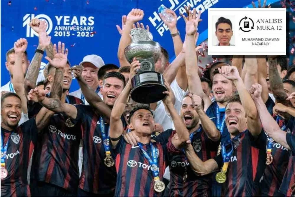 Pasukan JDT meraikan kejayaan merangkul Piala Sultan Haji Ahmad Shah selepas menewaskan Selangor FC, 3-0, pada perlawanan Sumbangsih 2025 di Stadium Sultan Ibrahim Ogos lalu.