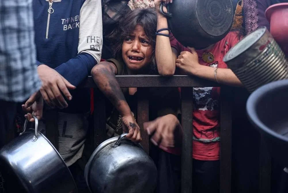 Penduduk Palestin di Khan Yunis, selatan Gaza bergantung penuh kepada makanan panas diagihkan dapur kecemasan. Foto AFP