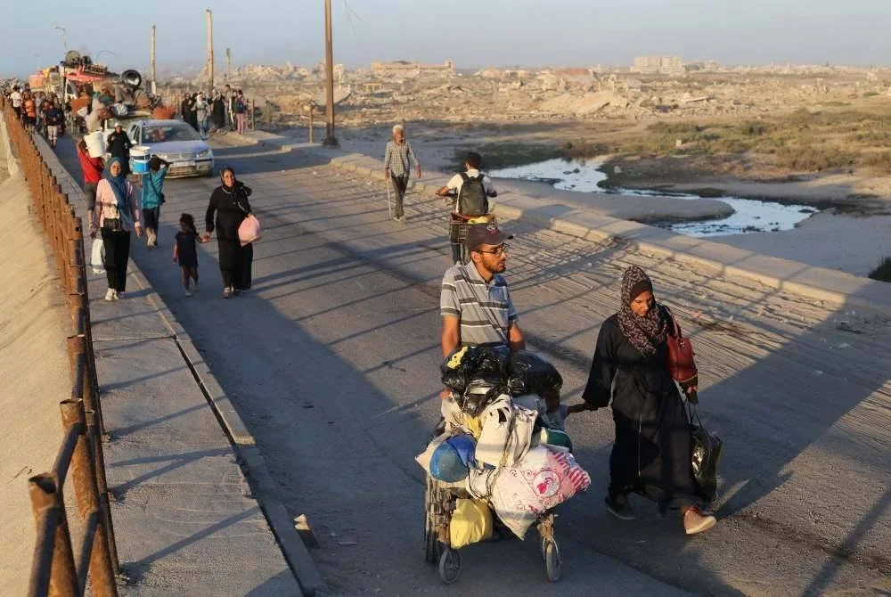 Penduduk Palestin yang berjalan kaki mengambil masa lebih 12 jam untuk tiba di kawasan selatan. Foto AFP