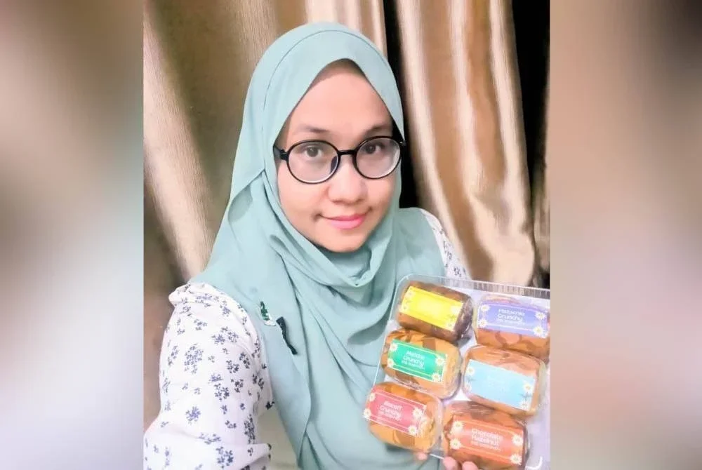 Nurul Izzah menunjukkan kek yang dihasilnya.