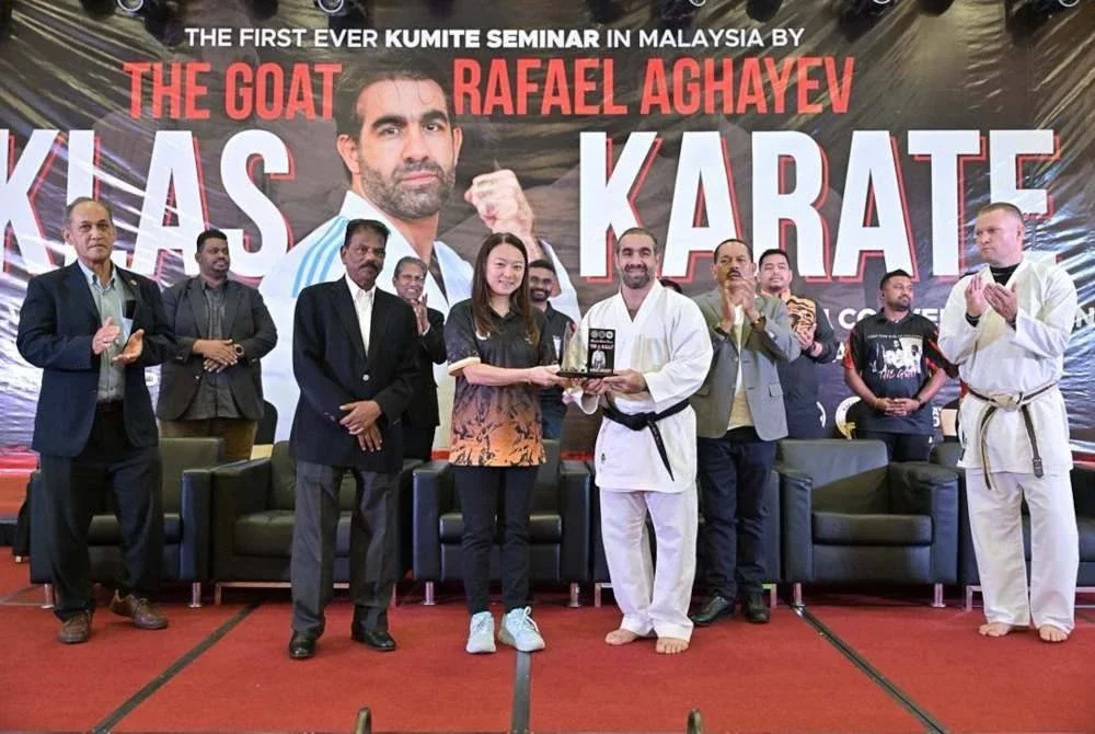 Hannah (kiri) bersama Aghayev selepas merasmikan Seminar Karate KLAS di Seri Kembangan.