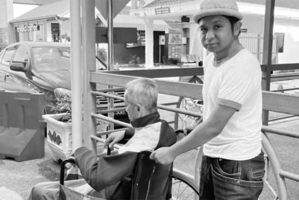 Pelawak terkenal, Amir Raja Lawak berkongsi khabar duka apabila bapanya, Azmi Deris atau lebih dikenali sebagai Abe Mie Usm, menghembuskan nafas terakhir di Hospital Universiti Sains Malaysia (HUSM), Kubang Kerian pada malam Isnin.