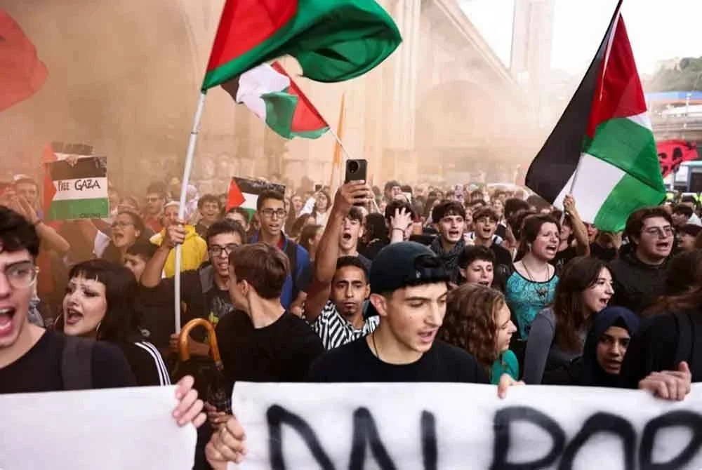 Orang ramai disertai aktivis dan pelajar di seluruh negara, menuntut penggantungan kerjasama perdagangan dan ketenteraan Itali dengan Israel - Sumber foto Reuters