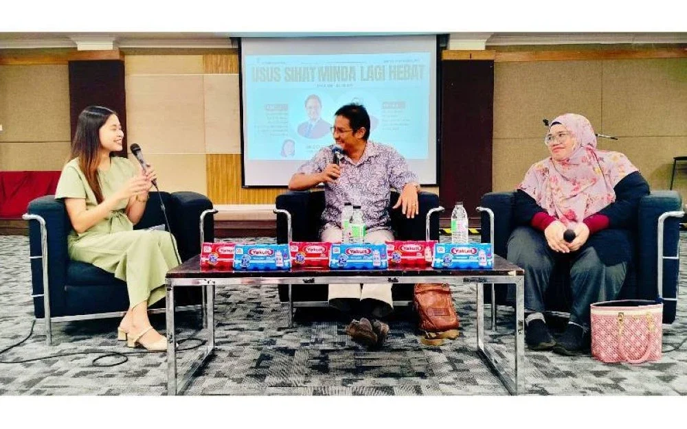 Raewadee Bon Rit (kiri) ketika mengendalikan forum kesihatan ‘Usus Sihat, Minda Lagi Hebat’ bersama ahli panel Dr Wan Azdie dan Fatin Eilyana.