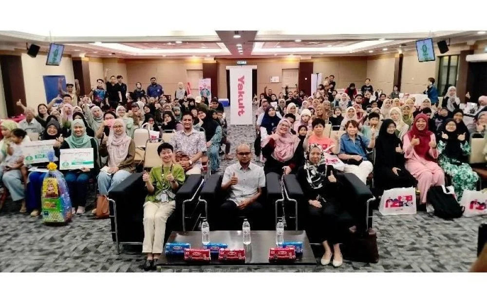 Depan dari kanan: Mazlyn Mena, Mohammad Habib dan Lim Siew Ling bergambar bersama peserta kempen ‘Usus Sihat, Minda Lagi Hebat’ di UIAM Kampus Kuantan Sabtu lalu.