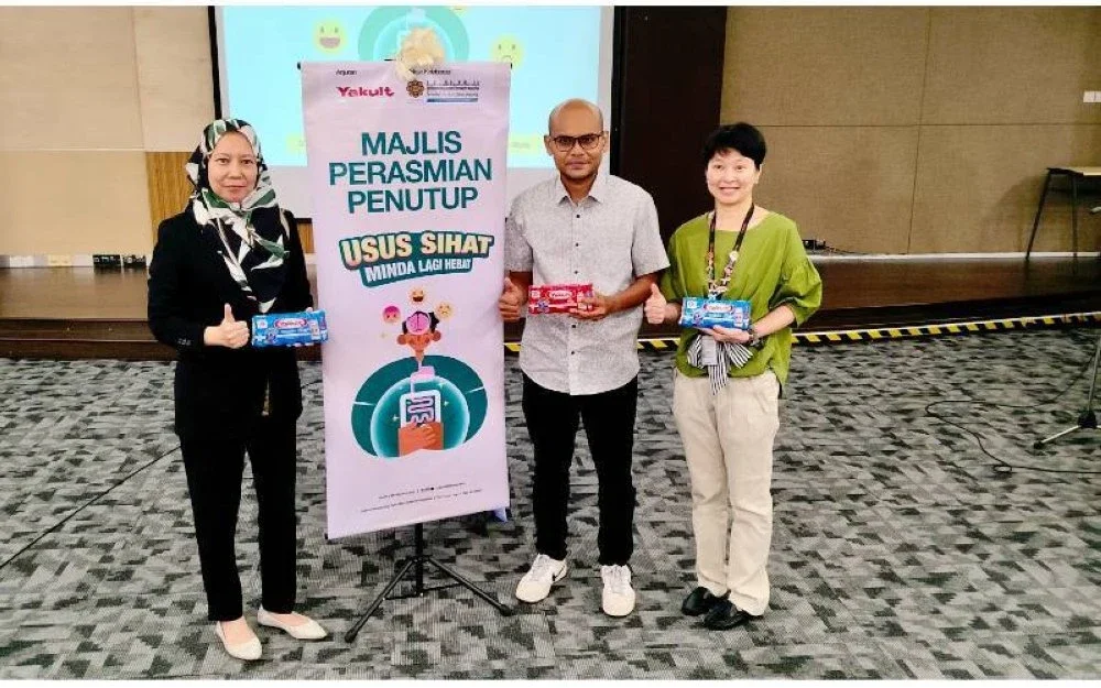 Mazlyn Mena (kiri) dan Mohammad Habib menyempurnakan majlis perasmian penutup program Usus Sihat, Minda Lagi Hebat disaksikan Lim Siew Ling.