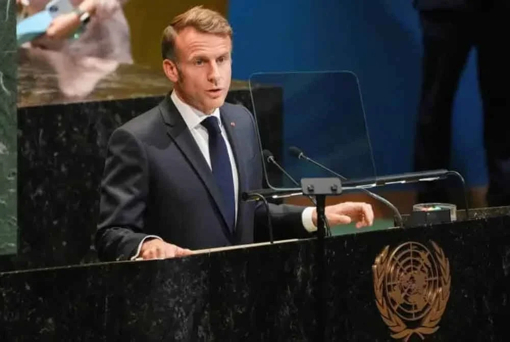 Presiden Perancis, Emmanuel Macron berucap di hadapan para delegasi pada mesyuarat peringkat tinggi ketua-ketua negara mengenai penyelesaian dua negara antara Israel dan Palestin di ibu pejabat PBB, New York City, pada 22 September 2025.