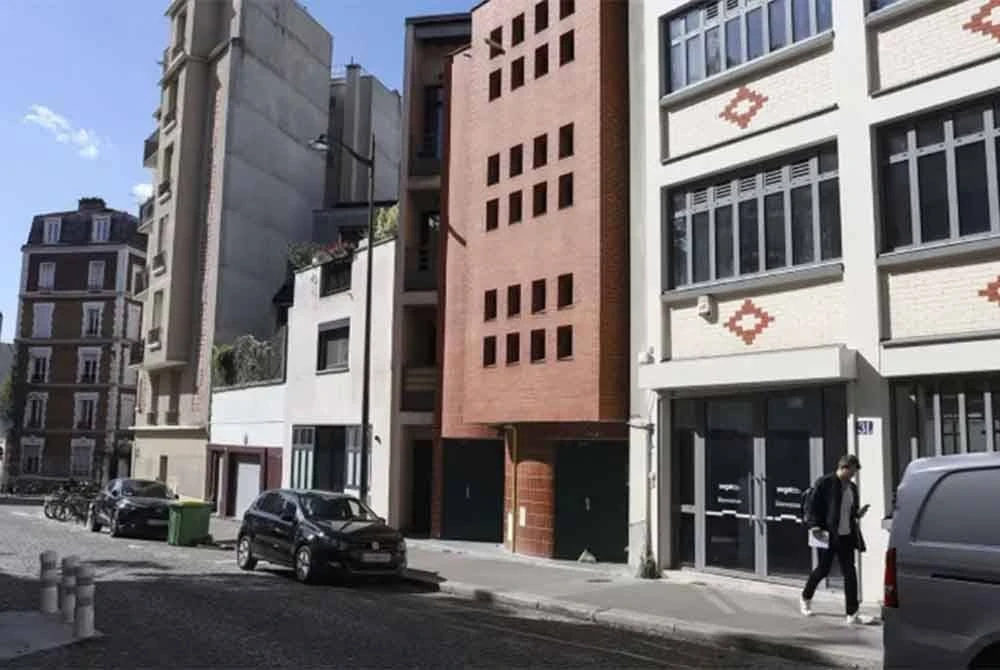 Di luar Masjid Anwar El-Madina di Paris, tempat kepala babi ditemui pada awal pagi Selasa. - Foto AP