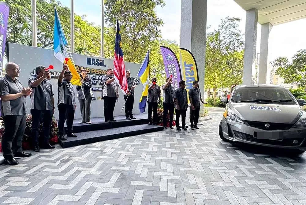 Amir Hamzah (tengah) melepaskan peserta konvoi HASiL Jelajah Mega e-Invois di Menara Hasil Pulau Pinang pada Selasa.