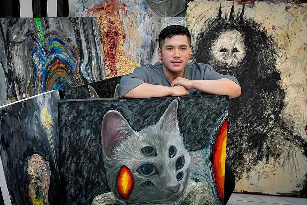 Pelukis Aiman Zamri, 29, bergambar bersama hasil seni lukis berunsurkan surealisme ketika ditemui di kediamannya di Bandar Puteri Klang, baru-baru ini.