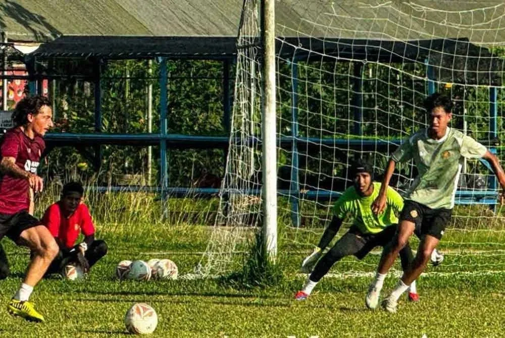 Sesi latihan yang dijalani pemain KRWFC sebelum pertemuan dengan Selangor FC II. FOTO Ihsan Kelantan Red Warrior FC