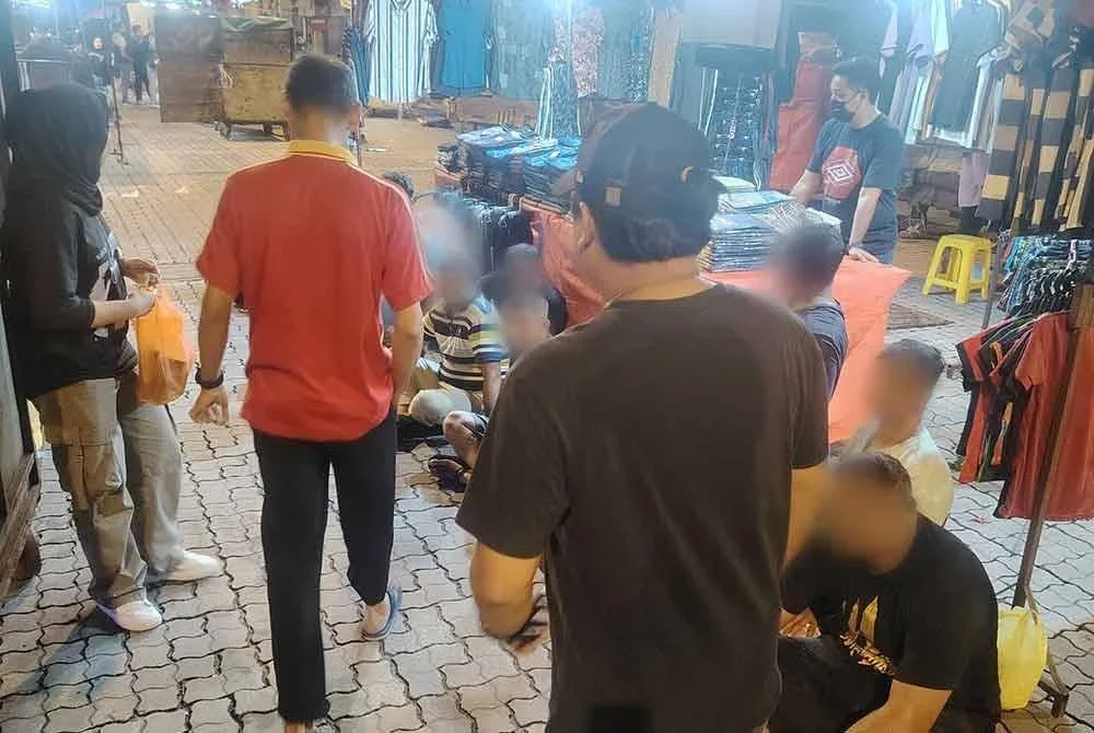 Antara warga asing yang ditahan di Lorong Haji Taib, Kuala Lumpur pada Isnin.