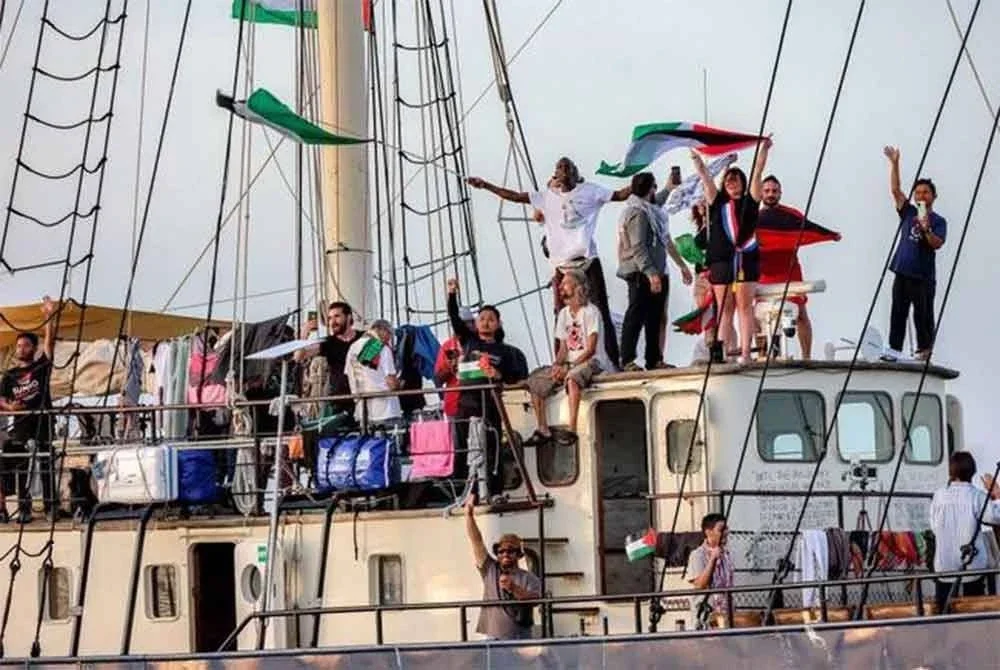 Aktivis berlepas dari pelabuhan utara Tunisia, Bizerte, pada 14 September 2025 bagi menyertai kumpulan terakhir kapal yang mengambil bahagian dalam Flotilla Global Sumud menuju ke Semasa Gaza. (AFP)