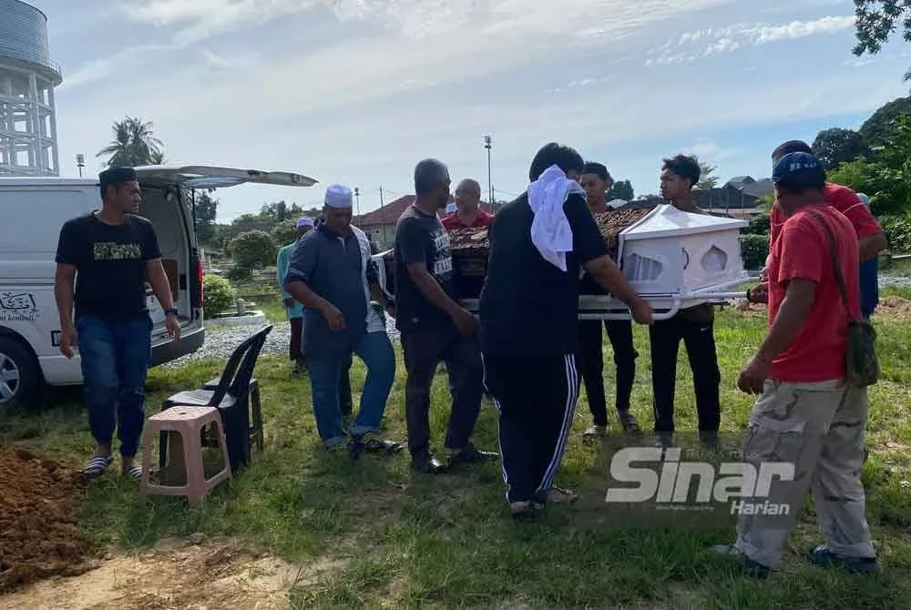 Jenazah arwah bapa Amir Raja Lawak tiba di Tanah Perkuburan Islam Makam Tok Kenali, Kubang Kerian, Kota Bhau pada Selasa.Foto:SINAR HARIAN/HAZELEN LIANA KAMARUDIN