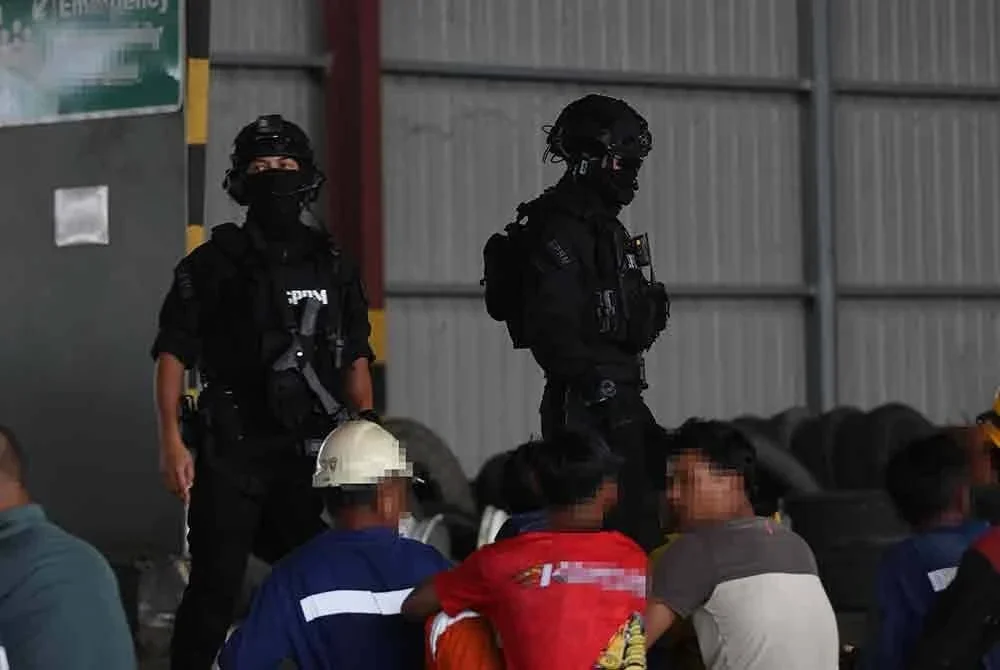 Pasukan khas Anti-Corruption Tactical Squad (ACTS) SPRM digerakkan ke lokasi serbuan di sebuah gudang di Sibu, Sarawak berhubung siasatan kes sindiket penyelewengan diesel.