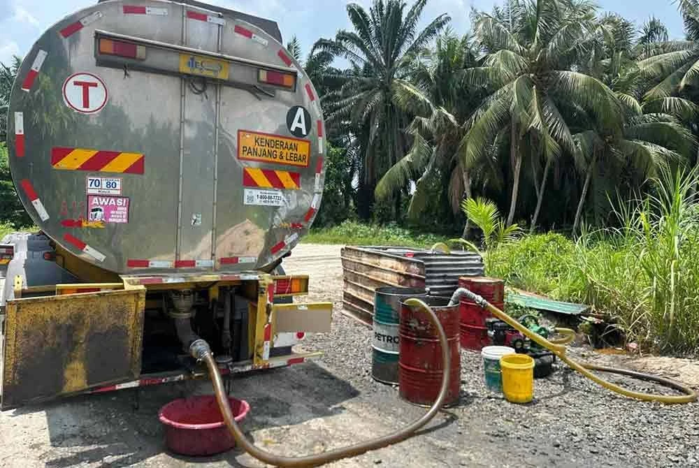 Kegiatan pemindahan minyak sawit bagi tujuan pasaran gelap tumpas dalam serbuan di Sitiawan pada Isnin.