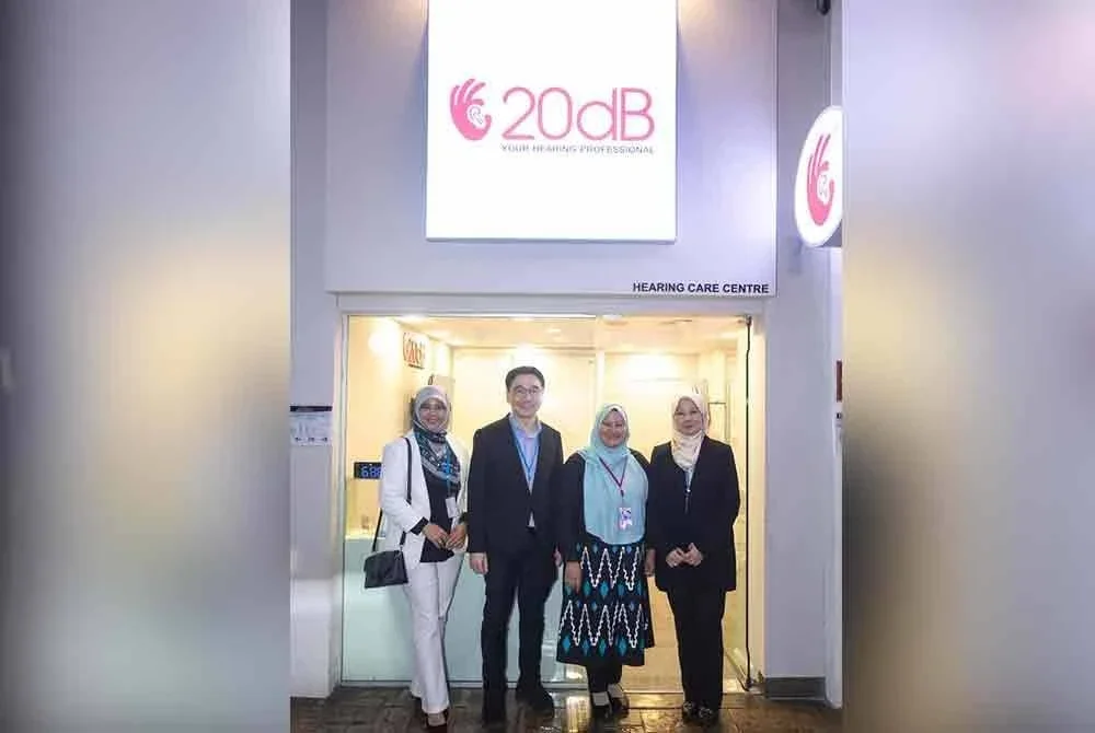 Dari kiri: Dr Marniza Omar, Yong Yaw, Sara dan Dr Nur Azyani pada Majlis Pelancaran 20dB Mini Centre di Petaling Jaya pada Jumaat.