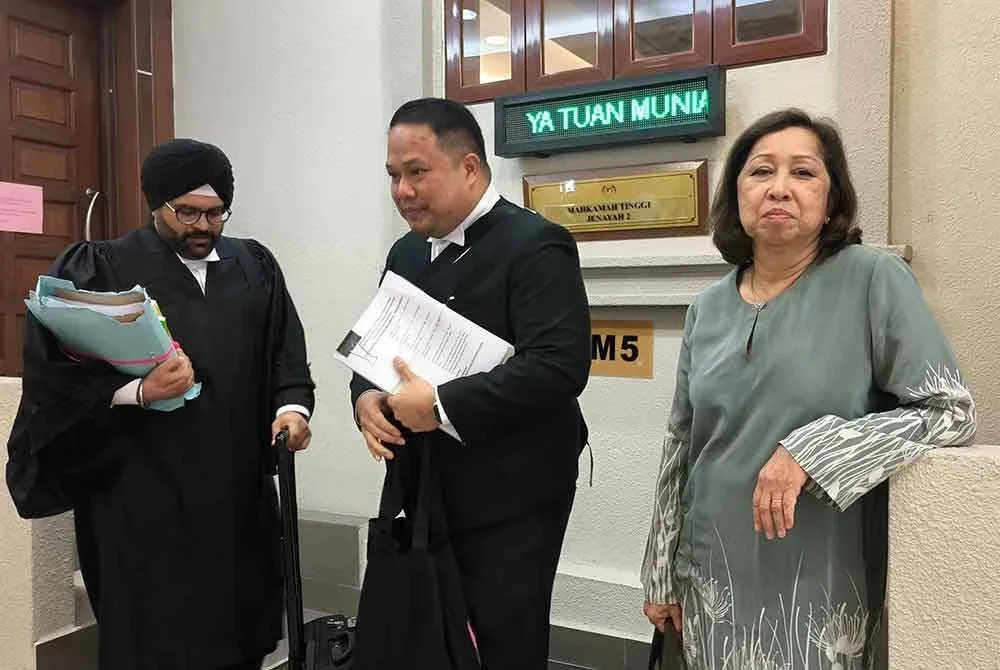 Na’imah (kanan) hadir ke Mahkamah Tinggi Kuala Lumpur pada Selasa.