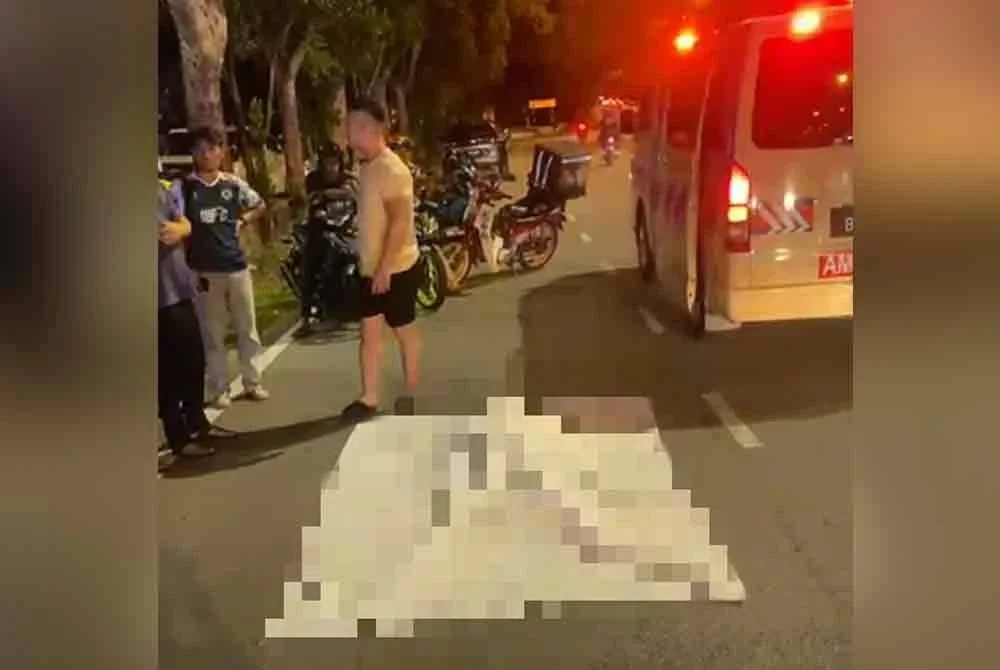 Mangsa maut di lokasi kejadian di Jalan Tunku Abdul Rahman, Batu Berendam pada malam Isnin.