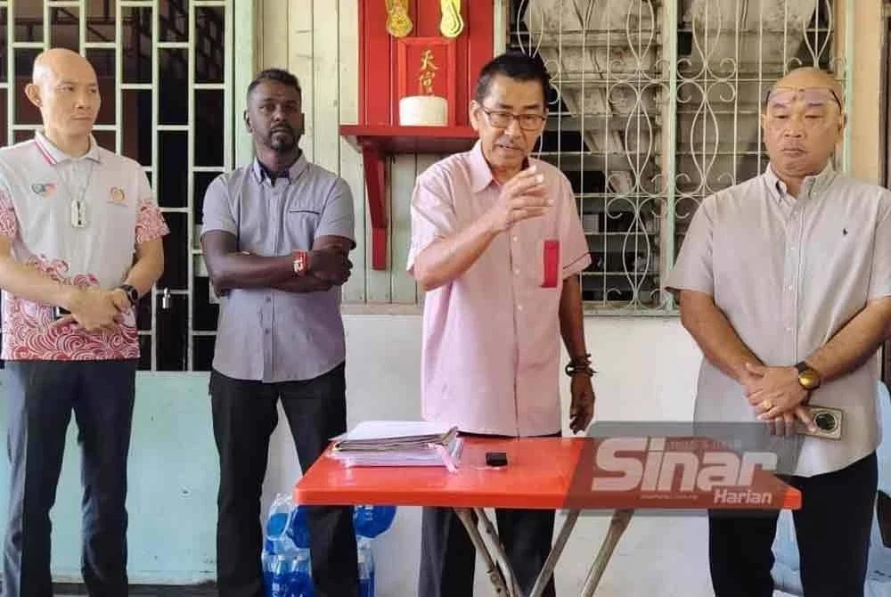 Poh Ping (dua kanan) bersama pemimpin politik serta aktivis lain ketika ditemui pemberita di lokasi pada Selasa.