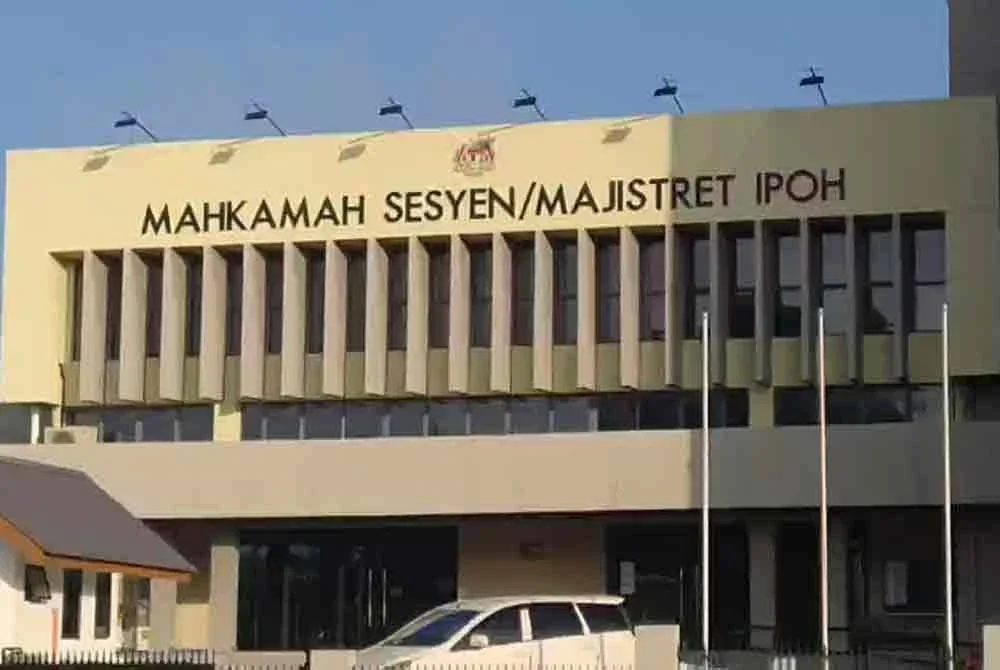 Seorang kerani didenda RM500 oleh Mahkamah Majistret Ipoh selepas mengaku bersalah atas pertuduhan berkelakuan tidak senonoh terhadap Ketua Polis Perak.